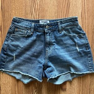 ✨Levi’s✨ denim high rise shorts - size 27